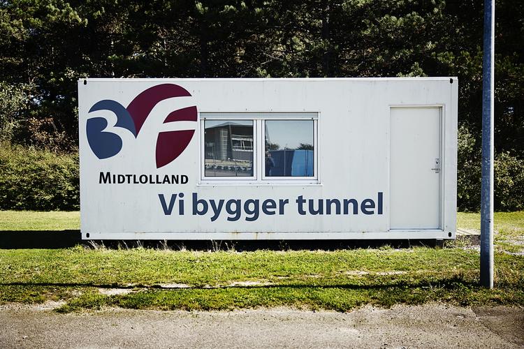 I gang. Arbejdet med landanlæggene på den danske side af Femern Bælt er for længst gået i gang, som dette skilt i Rødby bevidner. 