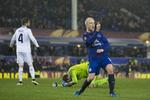 1-1. Everton kom på kurs mod en af aftenens seks hjemmesejre i Europa League, da Steven Naismith udlignede til 1-1. 