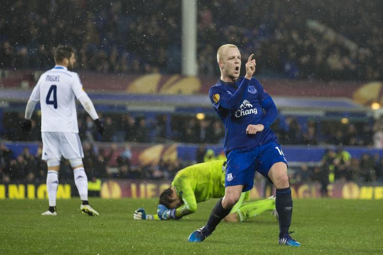 1-1. Everton kom på kurs mod en af aftenens seks hjemmesejre i Europa League, da Steven Naismith udlignede til 1-1. 