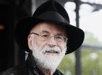 66 år. Den britiske fantasyforfatter Terry Pratchet har solgt mere end 60 millioner bøger på verdensplan. 