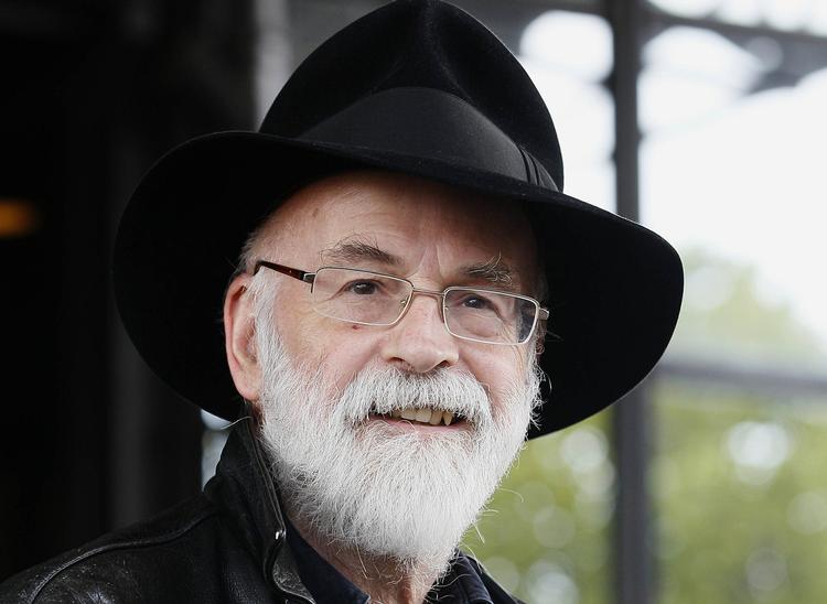 66 år. Den britiske fantasyforfatter Terry Pratchet har solgt mere end 60 millioner bøger på verdensplan. 