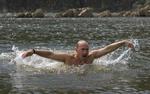 Machomand. »Trækker den sportstrænede machomand ikke mistænkeligt på benet? Og tyder Putins beslutninger på en statsleder, der godt kunne have brug for psykologhjælp? Men hvordan opklarer man, om rygterne er rigtige?«, skriver Hans Davidsen-Nielsen. 