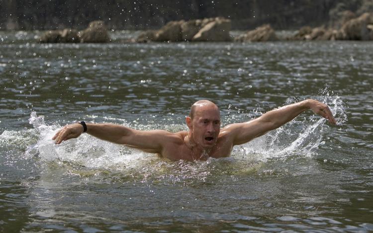 Machomand. »Trækker den sportstrænede machomand ikke mistænkeligt på benet? Og tyder Putins beslutninger på en statsleder, der godt kunne have brug for psykologhjælp? Men hvordan opklarer man, om rygterne er rigtige?«, skriver Hans Davidsen-Nielsen. 