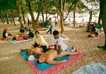 realistisk. Forfatterens hovedperson - eller måske hende selv? - lander i Pattaya i Thailand, hvor hænder flokkes om at servicere og massere, men hun styrer uden om fordomme og klicheer. 