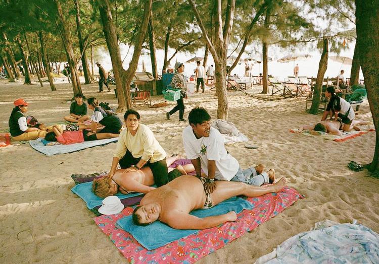 realistisk. Forfatterens hovedperson - eller måske hende selv? - lander i Pattaya i Thailand, hvor hænder flokkes om at servicere og massere, men hun styrer uden om fordomme og klicheer. 