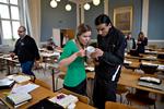Hjemland. Elsa Frederiksberg Pedersen er fra Færøerne og viser her en rumænsk flygtning sin kop, der har et billede af Færøerne på. Begge går på Luthersk Missions Højskole. 