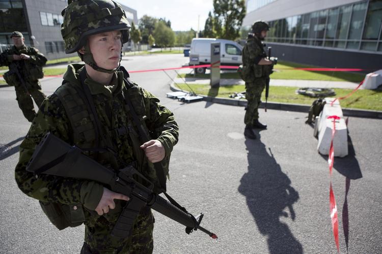 Våbenkontrol. Hjemmeværnets våben har gennem årene været genstand for flere restriktioner. 