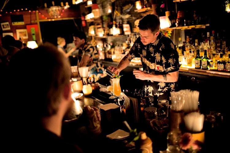 Specialiseret. Med flere end 70 forskellige varianter er Brass Monkey på Enghavevej en af landets bedst udstyrede rombarer 