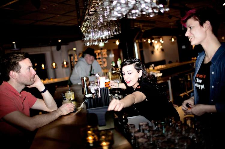 Urbant. Koster det ekstra at få mælk i kaffen? Det er den slags spørgsmål personalet på Urban House diskuterer, her et par uger efter hotellet åbnede på Vesterbro. Ifølge hotellets manager er medarbejderne da heller ikke blevet ansat på deres kvalifikationer, men på deres personlighed og udstråling. 