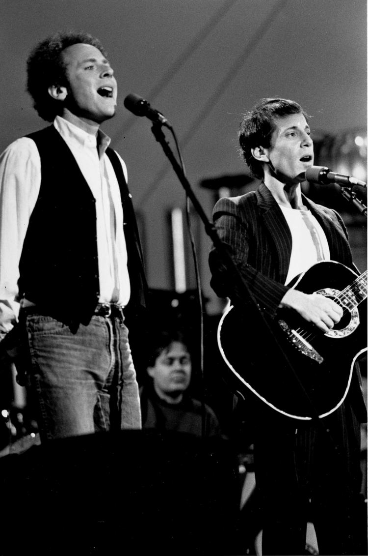 Den store koncert i New York i 1981 tiltrak 40.000 tilskuere, og efterfølgende udgav duoen et album, og de fulgte den stort set som setliste, da de gav koncert i København året efter. Her ses de i Central Park 19. september 1981. 