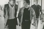 Art Garfunkel (tv.) og Paul Simon ankommer til Danmark, før deres imødesete genforeningskoncert i Idrætsparken 4. juni 1982. 