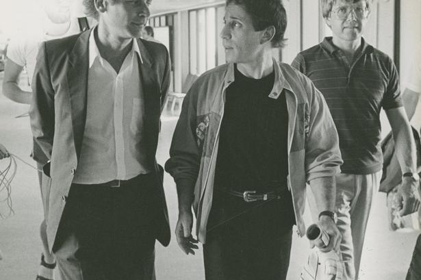 Art Garfunkel (tv.) og Paul Simon ankommer til Danmark, før deres imødesete genforeningskoncert i Idrætsparken 4. juni 1982. 
