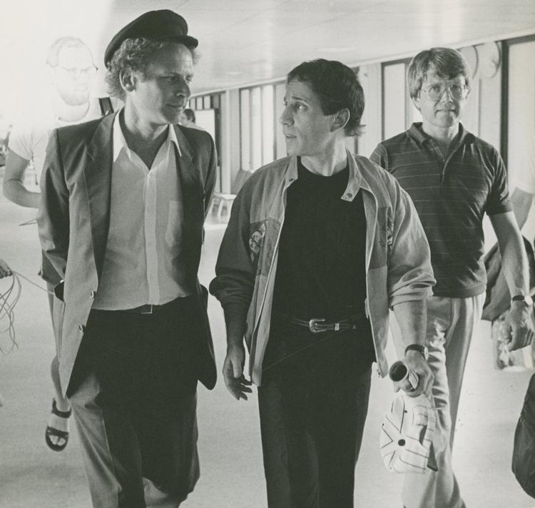 Art Garfunkel (tv.) og Paul Simon ankommer til Danmark, før deres imødesete genforeningskoncert i Idrætsparken 4. juni 1982. 