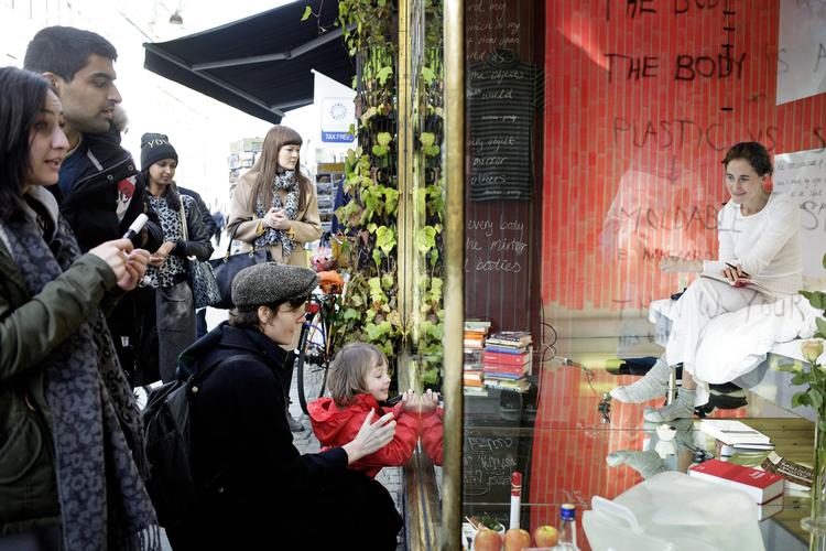 Glosuppe. Enhver kan frit komme og kigge på kunstneren Nana Francisca Schottländer i Nørgaards butiksvindue frem til søndag. 