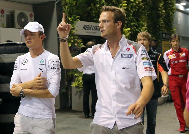 tvist. Giedo Van der Garde (midt) har fået rettens ord for, at han skal køre for Sauber, selv om holdet har valgt andre kørere. 