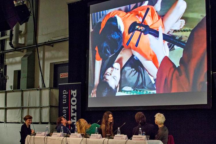 Porno. Erotik blev blæst op i fuld skala, da Politiken Talks afholdt debatmøde. Fra venstre mod højre ses Louise Folker Christensen (ordstyrer), Lars Frost, Sara Skaarup, Ayse Dudu Tepe, Morten Brask og Rikke Schubart. Foto: Miriam Dalsgaard 