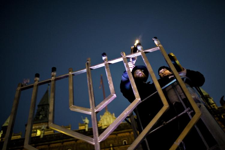 FORTROLIG. Det er ikke nok, at partilederne har fået en fortolig orientering om jødernes sikkerhed, fastholder oppositionen, der kræver en offentlig redegørelse. 