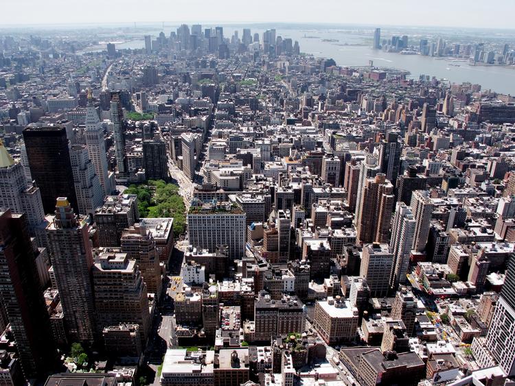 Ultrarig. New York topper listen over byer med flest ultra-rige husejere, der har en personlig formue på mere end 200 millioner kroner. 