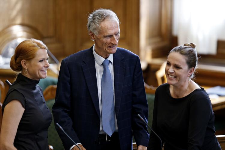 MUDDERKAST. Dansk politikere skal være bedre til at rose hinanden, mener Venstres Bertel Haarder. 