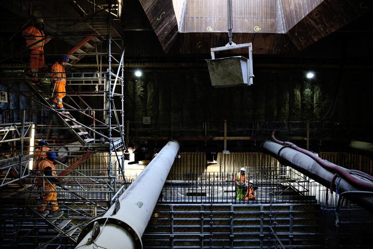 Klausuler. Efter en stribevis af sager om underbetaling og ringe arbejdsvilkår på offentlige byggepladser, så stiller stort set alle danske kommuner nu krav om danske vilkår i deres kontrakter med entreprenører. Byggeriet af den københavnske metro, der er ejet af blandt andet København og Frederiksberg, har også haft sine sager. 