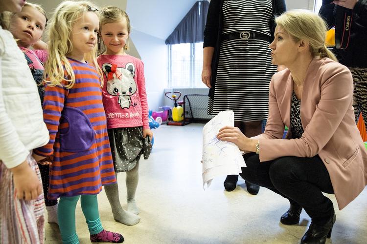 Voksenmangel. Grethe Kragh-Müller, forsker i uddannelse og pædagogik og lektor, kalder Socialdemokraternes udspil for ude af trit med forskningen på området. 