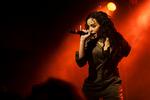 arbejdstøjet. Tinashe indtog scenen i kedeldragt. Den blev dog sidenhen smidt til fordel for et noget mere afklædt outfit. 