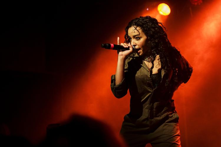 arbejdstøjet. Tinashe indtog scenen i kedeldragt. Den blev dog sidenhen smidt til fordel for et noget mere afklædt outfit. 