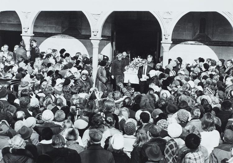 Frihed. Allerede i 'Barndommens gade', som udkom i 1943, da Tove Ditlevsen var 25, er døden tiltrækkende som befrielse. Den unge pige Esther tænker således, inden hun falder i søvn: »Livets flygtighed knuger hendes over brystet, men midt i smerten er der en sød, befriende følelse af undergangs blide fred og forløsning«. 