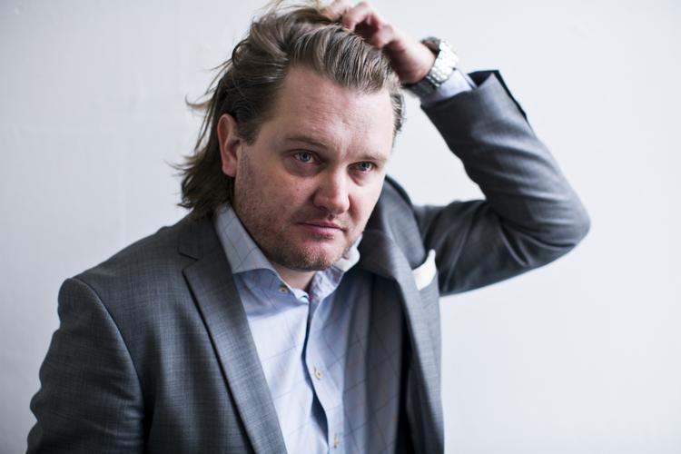 boligmarked. Mægler Kenneth Egholm overtog i oktober Estate-forretningen på torvet i Virum. Med hans egne ord handler det om at »slå til Søren«. Alene på det lille torv skal han kæmpe om kundernes blikfang med tre andre mæglere, der alle har forretning på samme torv. 