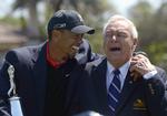 AFBUD. Otte gange har Arnold Palmer (th.) overrakt sejrstrofæet til Tiger Woods (tv.) efter PGA Tour-turneringen, der bærer hans navn. 
