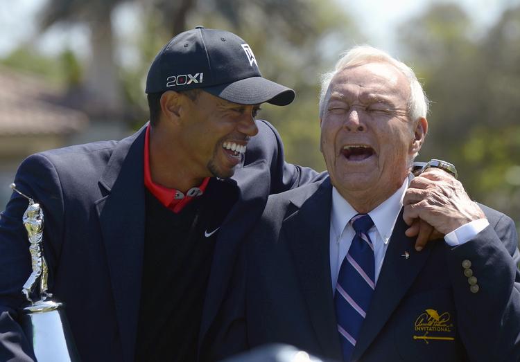 AFBUD. Otte gange har Arnold Palmer (th.) overrakt sejrstrofæet til Tiger Woods (tv.) efter PGA Tour-turneringen, der bærer hans navn. 