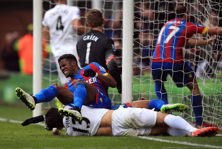 1-0. Tre spillere kolliderede med målstolpen, men bolden endte i mål til 1-0 for Crystal Palace. Så var der anderledes smæk over det, da Queens Park Rangers reducerede til 3-1. 