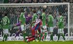 0-2. Med et frispark,, der blev krøllet over forsvarsmuren, scorede DAvid Alaba Bayern Münchens andet mål. 