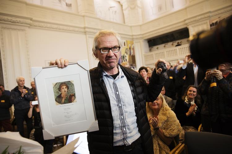 Prismodtager. Siden Lars Vilks i 2007 tegnede profeten, har han levet under politibeskyttelse 