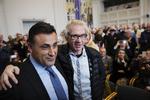 Tillykke. De Konservatives folketingskandidat, Naser Khader overrakte Trykkefrihedsselskabets Sappho-pris til den svenske Muhammed-tegner Lars Vilks. 