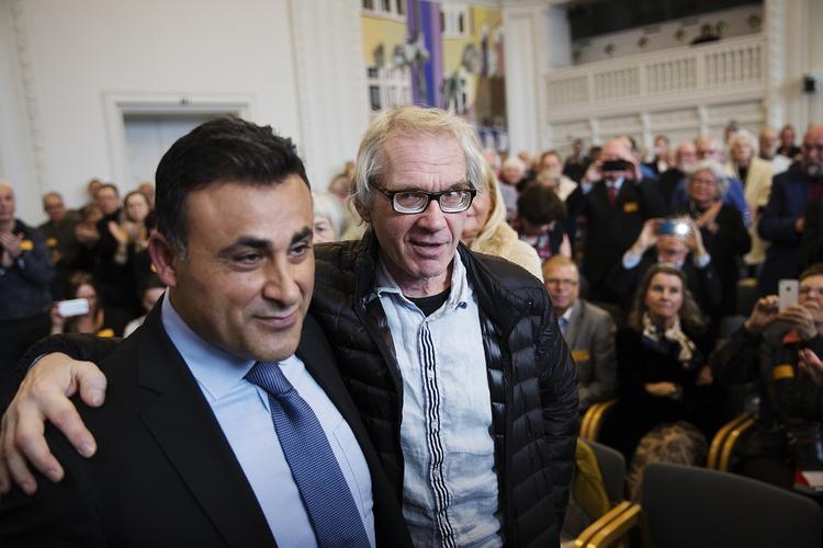 Tillykke. De Konservatives folketingskandidat, Naser Khader overrakte Trykkefrihedsselskabets Sappho-pris til den svenske Muhammed-tegner Lars Vilks. 