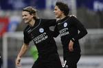 0-2. Robert Skov (th.) havde næstsidste fod på Silkeborgs første to scoringer, og Sønderjyske fik først reduceret, da Simon Jakobsen (tv.) begik straffespark og blev vist ud. 