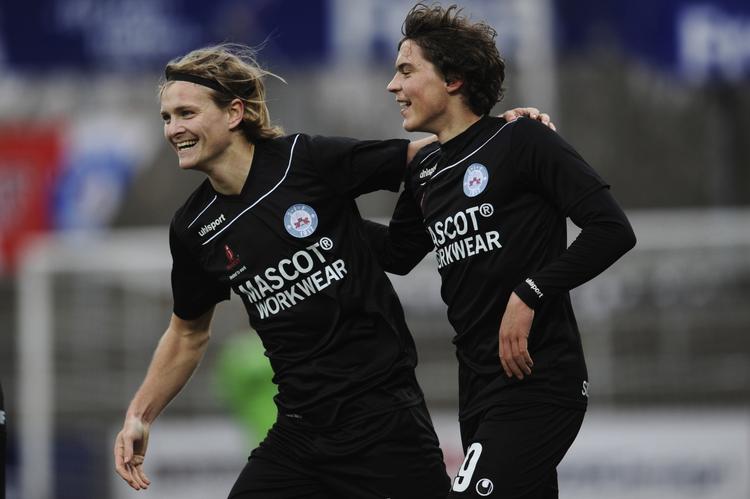 0-2. Robert Skov (th.) havde næstsidste fod på Silkeborgs første to scoringer, og Sønderjyske fik først reduceret, da Simon Jakobsen (tv.) begik straffespark og blev vist ud. 