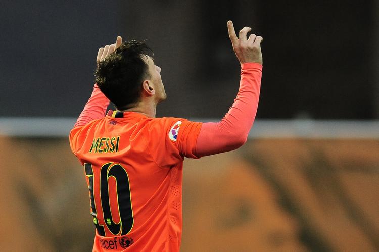 JUbel. Lionel Messi kom med sine scoringer alene i spidsen for topscorerlisten med 32 mål. 