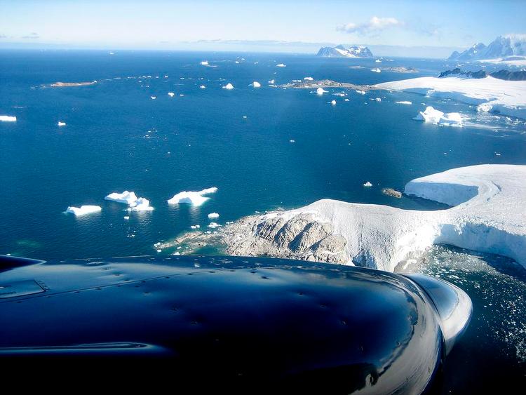 Luftbåren. Udsigt fra flyveren ud over Østantarktis (Dronning Maud Land). 