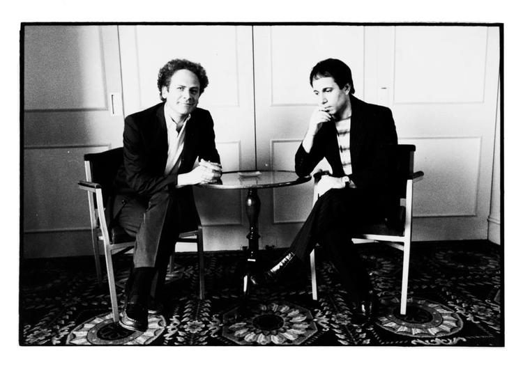 sound of silence. Art Garfunkel (tv.) og Paul Simon fotograferet i London i 1982 under deres daværende verdensturné. Det siges, at de stort set ikke talte med hinanden på turneen. 