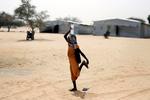 sikkerhed. Den nigerianske pige er et af 6.000 mennesker i flygtningelejren nord for Tchadsøen. De har alle taget flugten fra Boko Haram, der myrder folk, som terrorbevægelsen har stemplet som dårlige muslimer. 