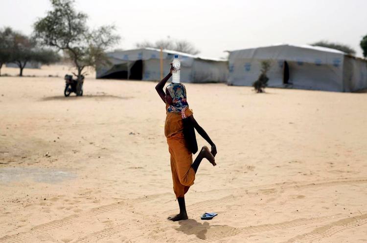 sikkerhed. Den nigerianske pige er et af 6.000 mennesker i flygtningelejren nord for Tchadsøen. De har alle taget flugten fra Boko Haram, der myrder folk, som terrorbevægelsen har stemplet som dårlige muslimer. 