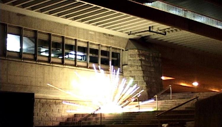 bang. '12 Explosions' indeholder præcis, hvad titlen lover. 