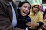 En kvinde sørger over tabet af et familiemedlem i forbindelse med terrorangrebene mod kirkerne i Lahore. 