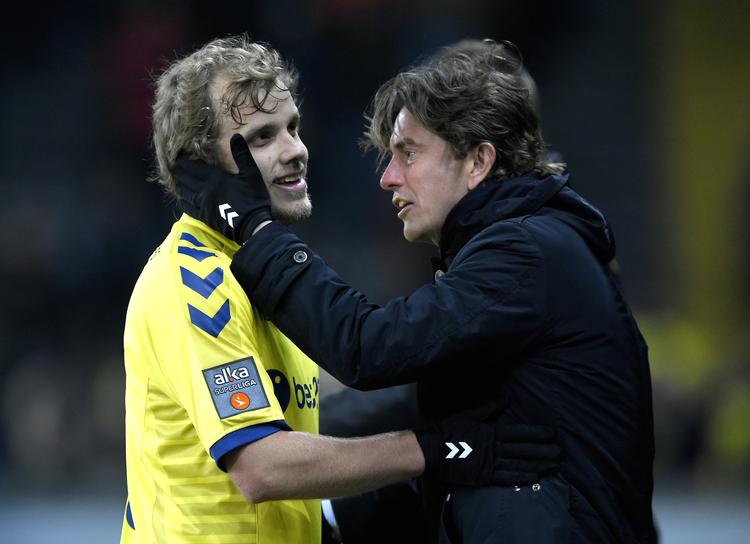 Endelig. Brøndbytræner Thomas Frank var glad for målscorer Teemu Pukki efter sejren over OB. 