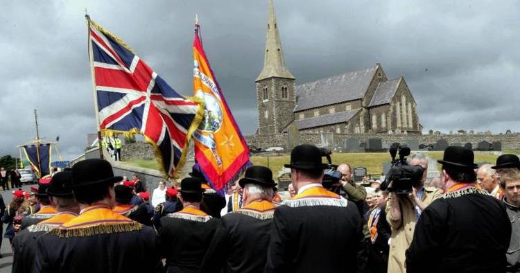 Ballade. Selvom de nordirske marcher er blevet fredeligere de senere år, opstår der ofte ballade ved Dumcree kirken i Portadown, når medlemmerne af Oranje Ordenen insisterer på at marchere gennem byens katolske kvarter. PR-foto. 