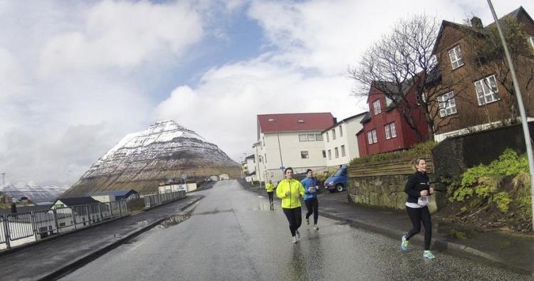 BJERGTAGENDE. Ruten er tre gange 7 km, og højdepunktet er, når man kommer fri af bymidten og får kig til pyramidebjerget på Bordoy. 
