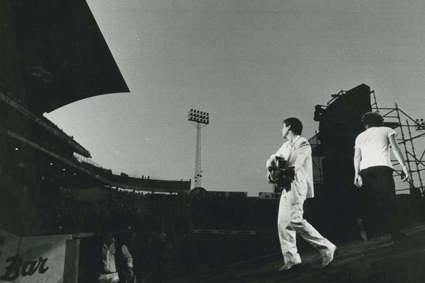 I 1981 blev de genforenet ved en velgørenhedskoncert i Central Park i New York. Det blev begyndelsen på en ny, fælles turne, der bragte dem til Idrætsparken i København i 1982. Billedet her er fra den danske koncert, der forgik en lun, klar aften. 