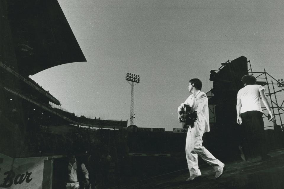 I 1981 blev de genforenet ved en velgørenhedskoncert i Central Park i New York. Det blev begyndelsen på en ny, fælles turne, der bragte dem til Idrætsparken i København i 1982. Billedet her er fra den danske koncert, der forgik en lun, klar aften. 